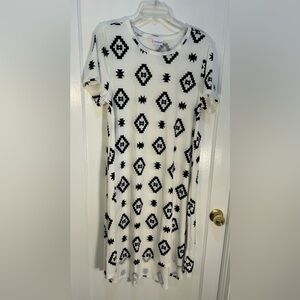 LuLaRoe Women's Aztec Pattern L Dress Black & White Short Sleeve Hi/Lo Hem